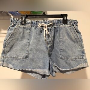 Women’s elastic waist denim shorts